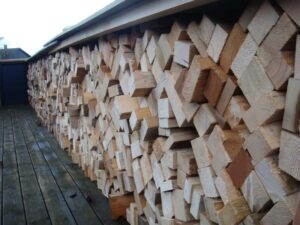 Holz vor der Hütte.