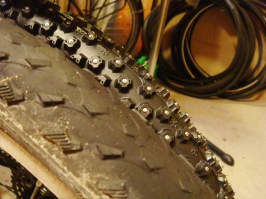Im Vordergrund meine bisherige MTB-Bereifung, dahinter die neue mit Spikes.