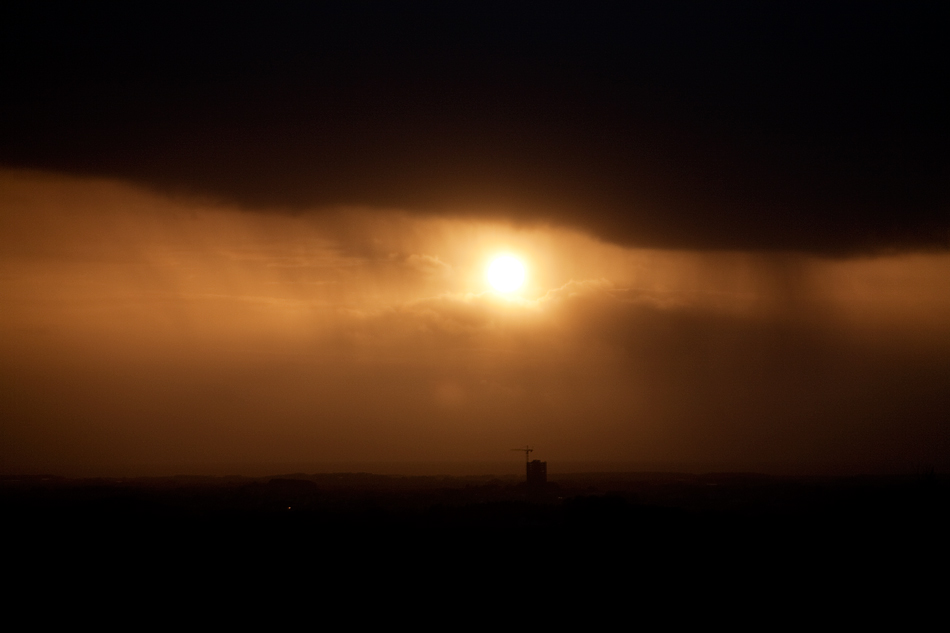 Schon wieder Sonnenuntergang über Bryne, aber ich konnte nicht wiederstehen. Regenwolken über Bryne, Sonne über dem Meer. Eine irre Spannung.