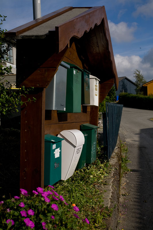 In Norwegen hängen i.d.R. Briefkästen zentral und "unser" Stativ steht auf unserem Grundstück. Seit Samstag haben wir nen neues Stativ und: nen neuen Briefkasten. Der weisse, grosse unten in der Mitte. :)