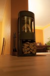 Fertig! Die neuen Deckenleisten sind montiert, die Brandmauer gestrichen, Holz da. Nur war es dann heute doch zu warm um anzuheizen. Mal sehen, morgen vielleicht. :)