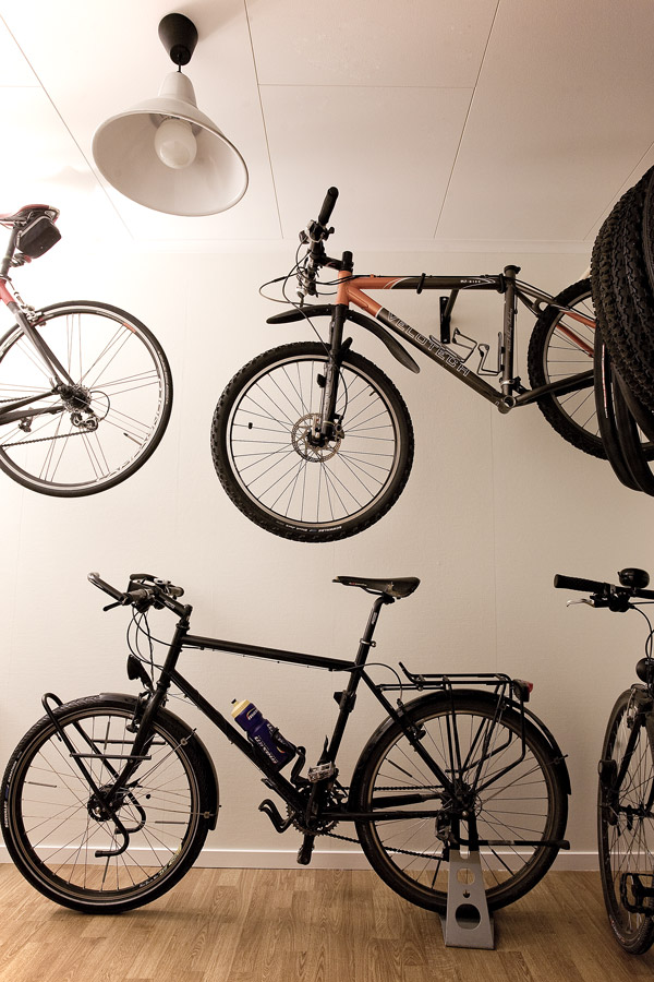 Ein erster Blick in meine "Bikestube". Fussboden, Decke, Wände und Elektrik sind neu. Die Bikes haben auch ihren Platz, aber es ist noch nicht alles fertig eingerichtet. Noch nicht.