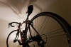 Ein weiterer Blick in die Bikestube: Die Wandhalterung gabs für nen 10er im Bikeladen (gebraucht) und hält mein Rennrad sicher. Für alle die sich auskennen: Sorry für die billigen Laufräder - sind nur fürs Training und "runterfahren".