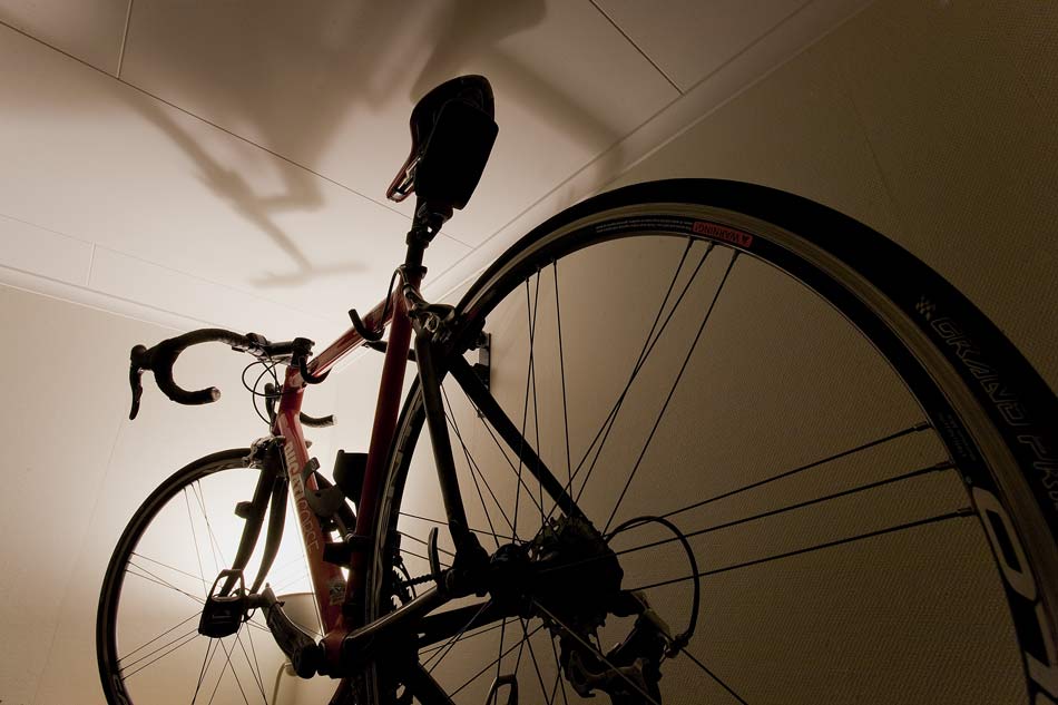 Ein weiterer Blick in die Bikestube: Die Wandhalterung gabs für nen 10er im Bikeladen (gebraucht) und hält mein Rennrad sicher. Für alle die sich auskennen: Sorry für die billigen Laufräder - sind nur fürs Training und "runterfahren".
