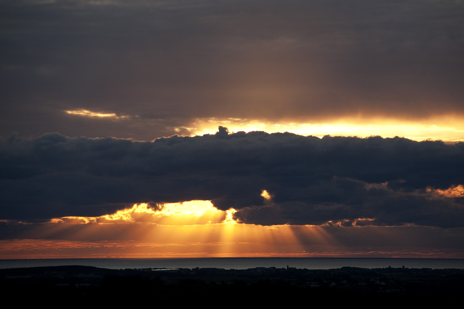 Jetzt im Herbst ist die Kombination aus Sonne & Wolken recht schön. Foto augenommen vor zwei Tagen von unserem Balkon aus.