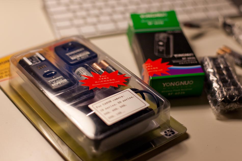 Wieder mal Technikkrams bestellt, aus Hongkong via eBay. Und: ich bin begeistert. Das ganze ist Fotozeugs. Damit muss ich den Blit nicht mehr direkt auf der Kamera montieren, sondern kann den entfernt auslösen - in der Fachsprache aus "Entfesseln Blitzen" genannt. Absolut genial!