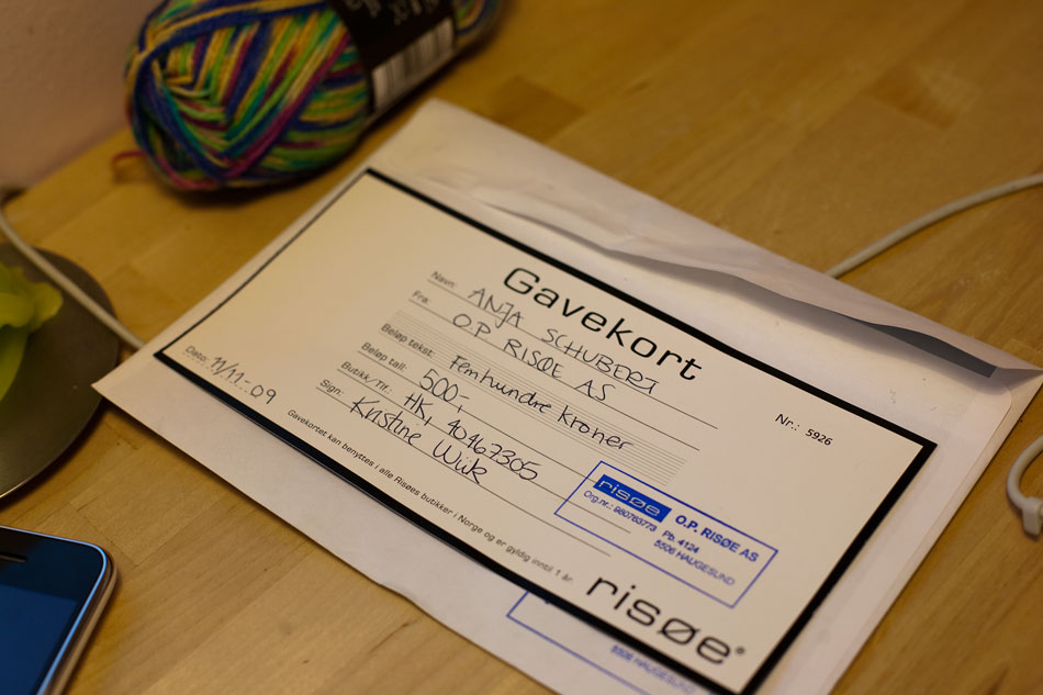 Hab Anja schon lange nicht mehr so freudig und aufgeregt gesehen. Naja, ging ja schliesslich auch ums Thema "Shopping". Nach einer Beschwerde bei einer Klamottenkette gabs heute zur Entschuldigung nen Gutschein in der Post über 500 norwegische Kronen, knapp 60 Euro.