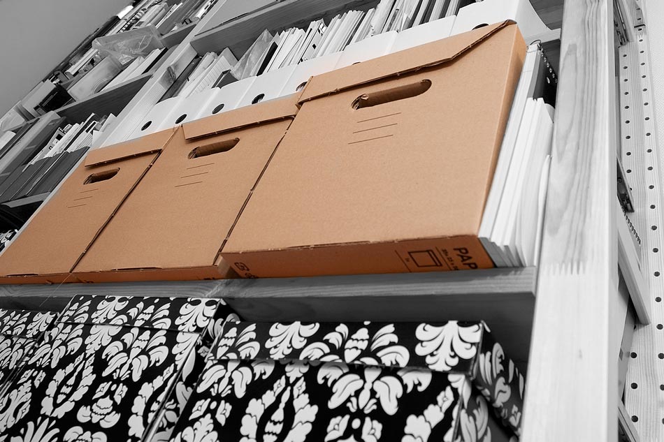 Die neuen, supergünstigen IKEA-Kisten die auch noch eine richtige gute Grösse haben, machen sich ziemlich gut in meinem Arbeitszimmer. Eine Kiste für Fotozubehör, eine für Computerkabelkram und eine für Audiozeugs.