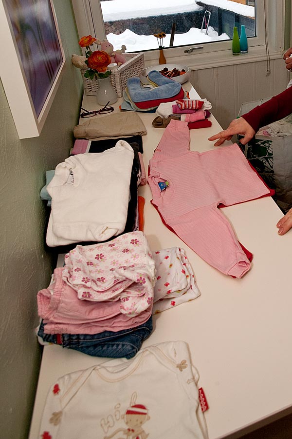 Mit Anjas Eltern erreichten uns auch unmengen an Babysachen von meiner Schwester. Danke dafür und Anja war mit ihrer Mama viele Stunden mit Anschauen und Sortieren beschäftigt. Aber ich glaube, es machte beiden irre Spass. Mit Anjas Eltern erreichten uns auch unmengen an Babysachen von meiner Schwester. Danke dafür und Anja war mit ihrer Mama viele Stunden mit Anschauen und Sortieren beschäftigt. Aber ich glaube, es machte beiden irre Spass.