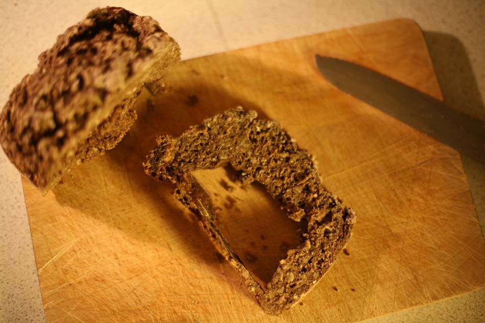 Immer wieder das gleiche mit unserem Brotbackautomaten: grosse Löcher mit etwas Brot ringsrum. Tsss, das kann doch keiner essen.