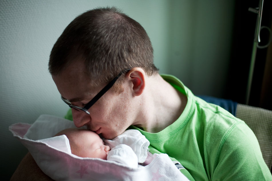 Lilly, einen Tag alt. Und ich verbitte mir Kommentare wie "Die Haare ganz wie der Papa". Das durfte ich ja schon lesen drüben bei Anja. Frechheit sowas ;)