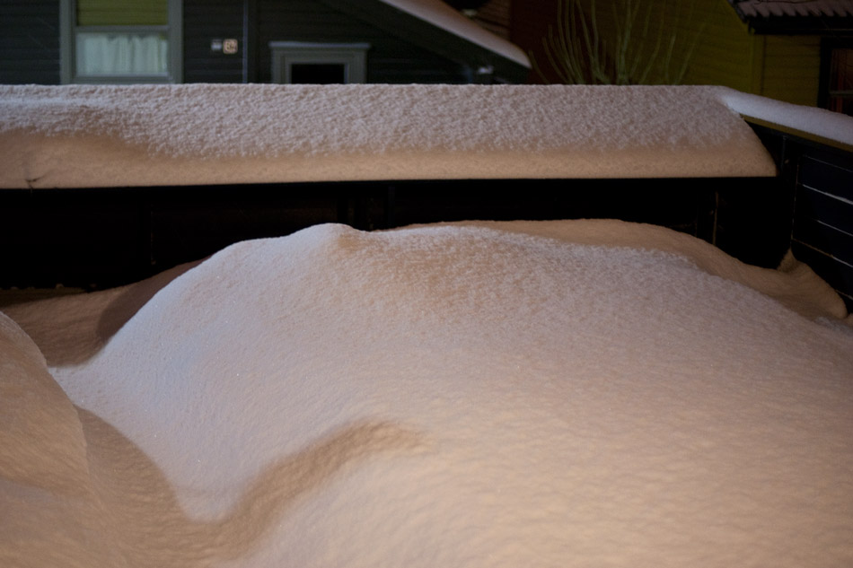 Heute morgen gabs wieder reichlich Neuschnee. Das nimmt wohl nie ein Ende, zumindest klang das heut morgen im Radio so an. Da sprach man das noch mindestens 3 - 4 Wochen der neue Schnee liegen bleiben wird: Dauerfrost.