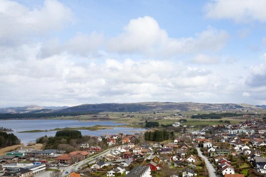 Ausblick über Bryne, den Frøylandsvatn (links der See) und das Lyefjell im Hintergrund. Von wo man so nen schönen Ausblick hat? Von der Dachterasse des Forum Jæren, einem Bürohochhaus in Bryne wo auch ich mein Büro hab.