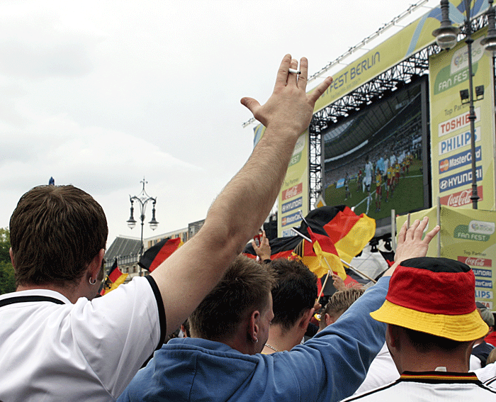 Der deutsche Arm auf der Fanmeile Berlin.
