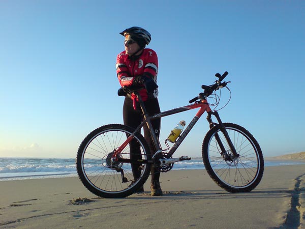 Ich am Strand mit meinem geilen Bike!