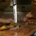 Gerade mit der super Technik. Mit nem Messer den Fisch am Brett festgeklemmt und los gehts.