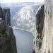 Unter dem Stein ging es 1000 m runter, fast senkrecht. Gleich nebean ist eine groÃŸe Basejump-Area in Norwegen. An dem Tag war aber keiner da.