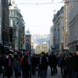 Oslo, die Hauptstadt. Hier stand ich so ziemlich am zentralsten Punkt der Stadt. Und was sieht man am Ende der StraÃŸe: Berge.