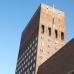OsloÂ´s BraunkÃ¤se: das Rathaus. Die beiden TÃ¼rme Ã¤hneln einem BraunkÃ¤se, daher die Spitzname. Viele Norweger lieben mittlerweile nicht ganz unumstrittenen Bauten.