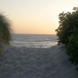Dieser Anblick erinnert mich immer an meine Kindheit: Man kommt auf die DÃ¼nne, links und rechts GrÃ¤ser, in der Mitte der Weg und es breitet sich ein Strand mit Meer aus. Genau so war es immer, wenn wir in Baabe an der Ostsee Urlaub machten.