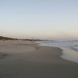 Der Blick nach SÃ¼den am Strand. Nur wenige Menschen unterwegs.